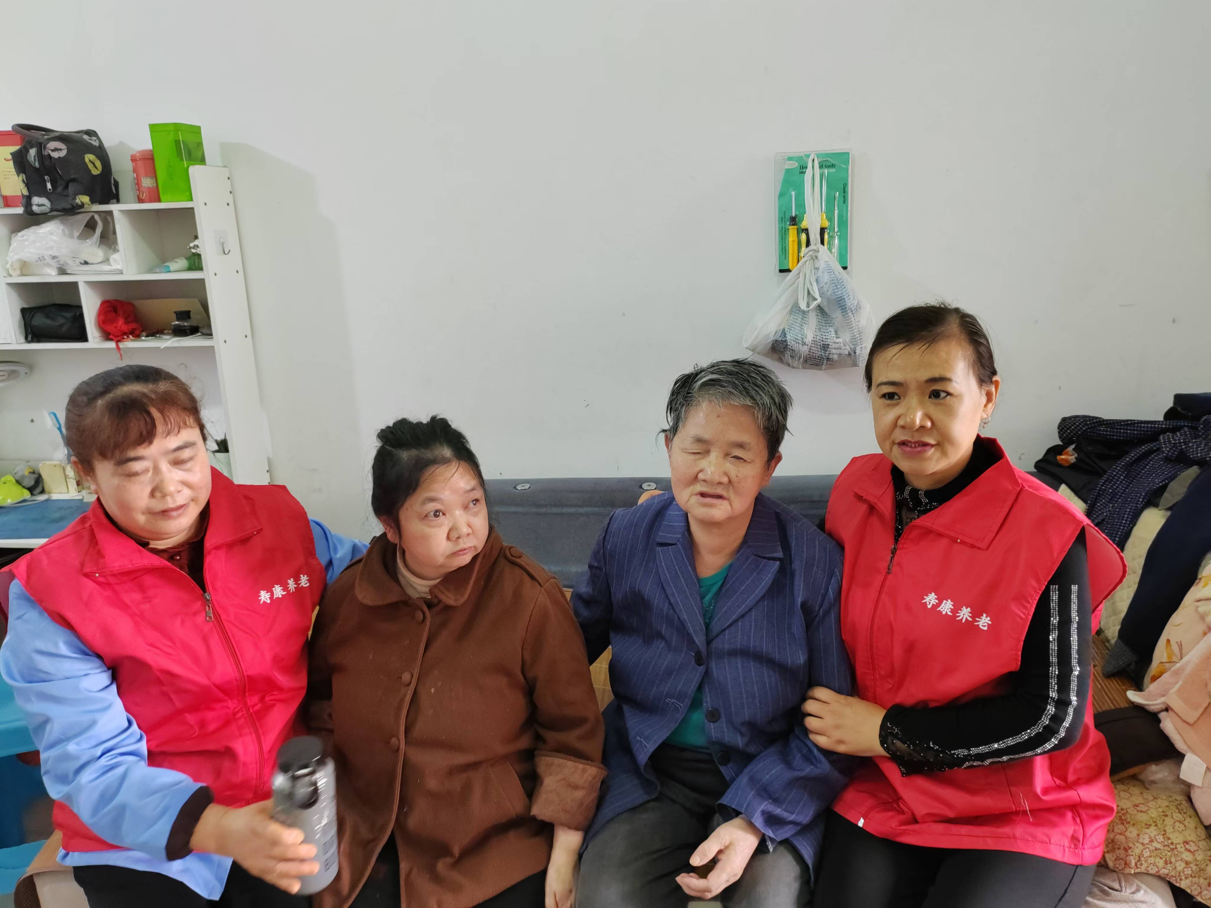 关爱失明老人，传递温暖力量